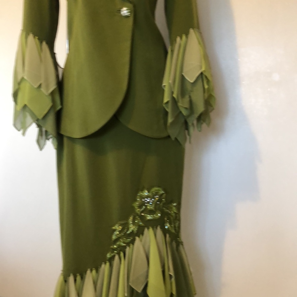 Chic Olive Green Midi Dress with Embellished Collar - Picture 5 of 16